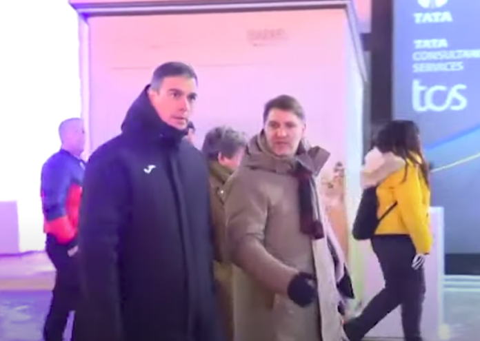 Pedro Sánchez con el viral abrigo en Davos