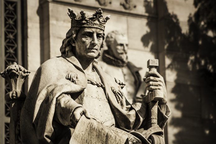 Estatua de Alfonso X El Sabio en la Biblioteca Nacional