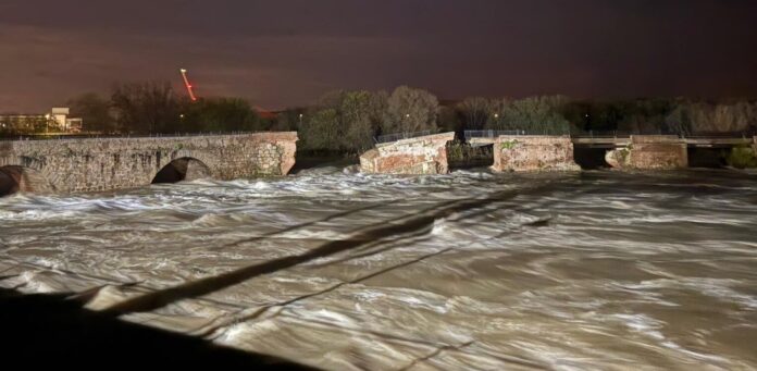 Rio Tajo arrasa Puente Romano de Talavera
