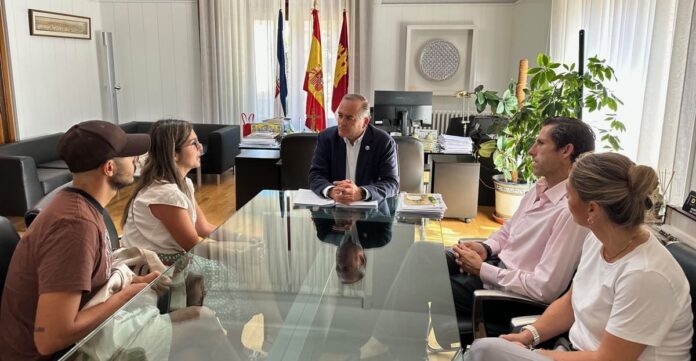 Reunión en favor de Super Huguete Talavera