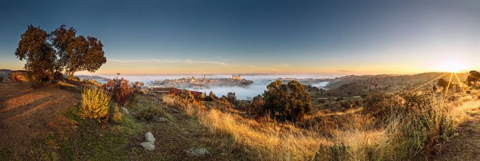 Toledo con niebla desde el paraje de La Sisla
