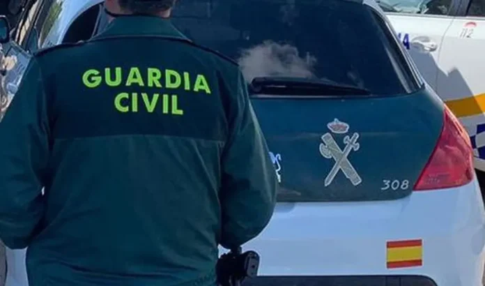 Agentes de la Guardia Civil reaniman a una mujer que se encontraba en parada cardiorrespiratoria en Gerindote