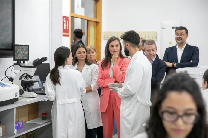 Alumnos del IES 'Ribera del Tajo' de Talavera reciben a la reina con vítores y le muestran sus proyectos de excelencia