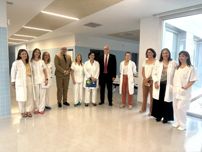 Asociaciones de pacientes y ciudadanía visitan las nuevas instalacio-nes del centro de salud Manzanares 2 en la jornada de puertas abiertas