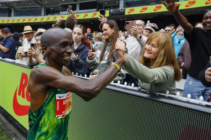 Atletismo.- El keniano Eliud Kipchoge gana el maratón de Melbourne a los 41 años y con récord de la prueba
