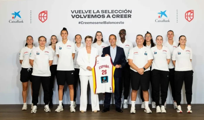 Baloncesto.- CaixaBank entrega la camiseta oficial del Mundial a la selección femenina de baloncesto