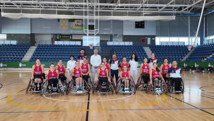 Baloncesto.- Decathlon y la FEDDF presentan la nueva camiseta oficial de las selecciones de baloncesto en silla