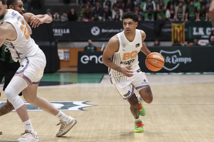 Baloncesto.- El escolta Mark Hughes vuelve al iLERNA Lleida para las próximas dos temporadas