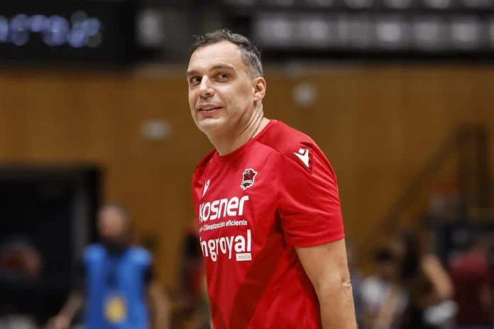 Baloncesto.- Paolo Galbiati deja de ser técnico de Baskonia
