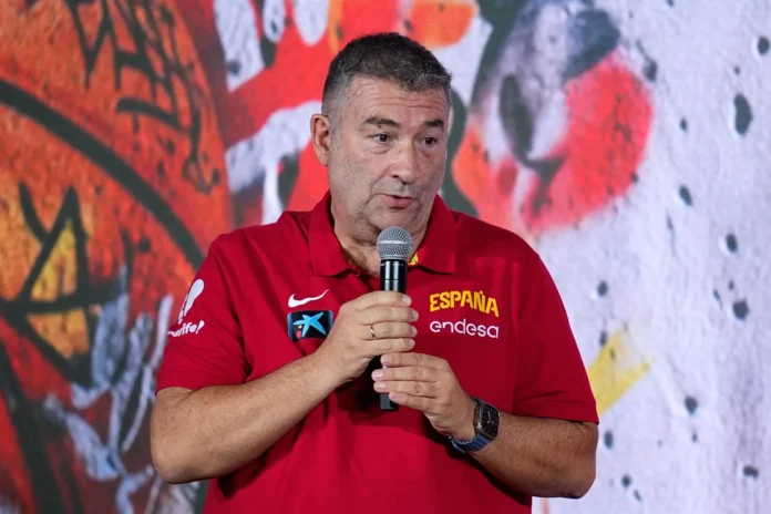 Baloncesto/Selección.- Miguel Méndez: "Tenemos que jugar con orden, es lo que echo de menos"