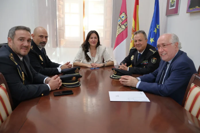 Blanca Fernández agradece a José Alberto Camacho sus años de servicio al frente de la Policía Nacional en Ciudad Real y le felicita por la nueva responsabilidad