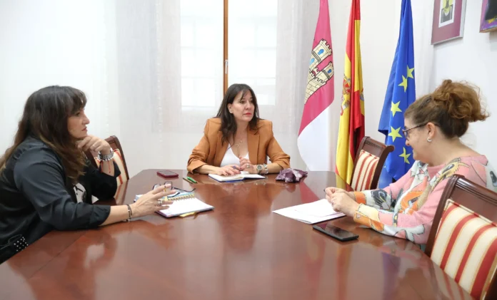Blanca Fernández analiza con AMUMA fórmulas de colaboración para que puedan seguir realizando una “labor imprescindible” en el ámbito sociosanitario