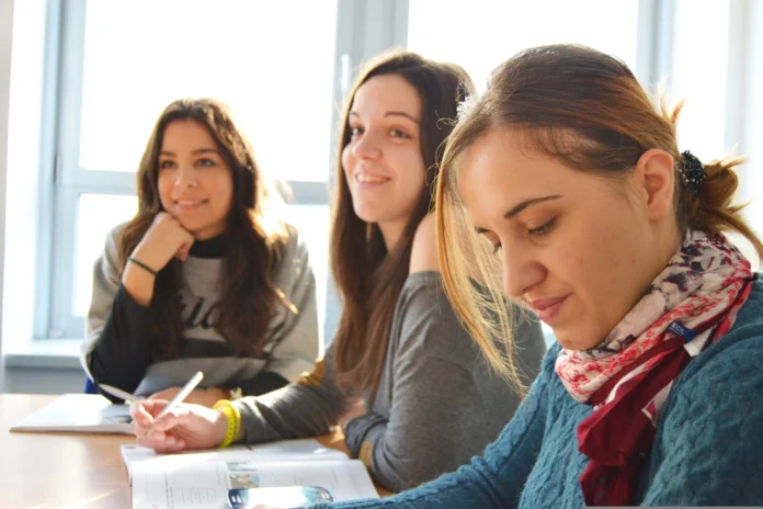 Castilla-La Mancha impulsa el voluntariado de antiguo alumnado de FP y universitario en centros educativos para prevenir el abandono escolar y mejorar el éxito educativo
