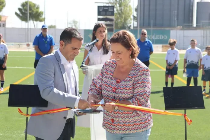 Cedillo inaugura el renovado campo de fútbol de Madridejos, que estrena césped con el apoyo de la Diputación