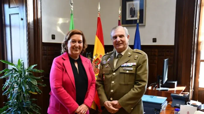 Cedillo recibe al coronel Juan Luis Vizuete en su despedida de la Delegación de Defensa