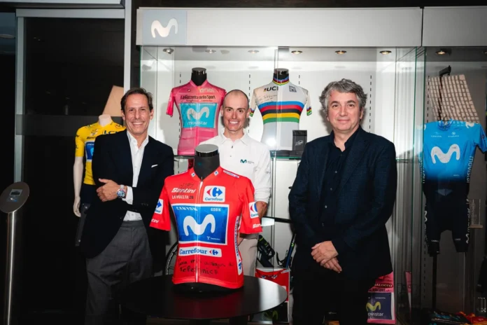 Ciclismo.- Enric Mas entrega el maillot rojo de La Vuelta a Telefónica como "testimonio de un nuevo hito"