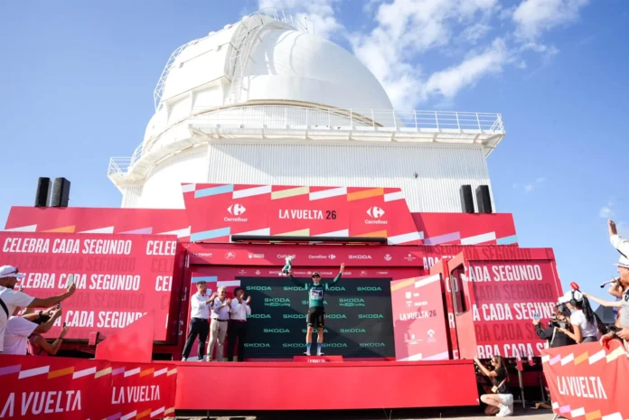Ciclismo/Vuelta.- El belga Wout van Aert repite triunfo en una etapa recortada por el intenso calor de Córdoba