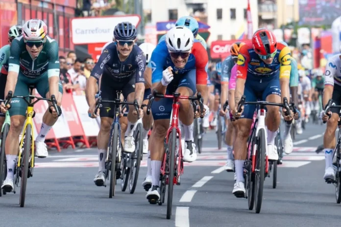 Ciclismo/Vuelta.- El francés Bastien Tronchon sorprende y se lleva la victoria al sprint en Elche de la Sierra
