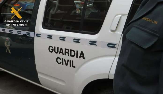 Colapsa tras arder una nave que almacenaba material de construcción en Madridejos