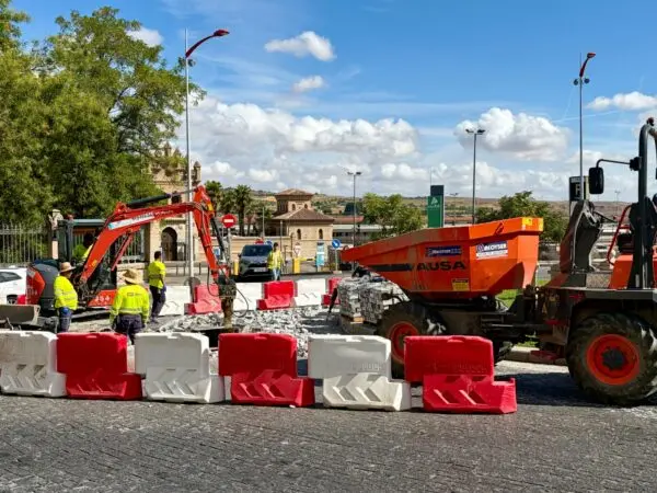Comienzan las obras de renovación de calzadas y aceras de la calle Ferrocarril y todo su entorno en el barrio de Santa Bárbara