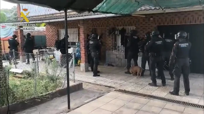 Dos detenidos por robar a otra persona también arrestada por incendiar sus viviendas en represalia