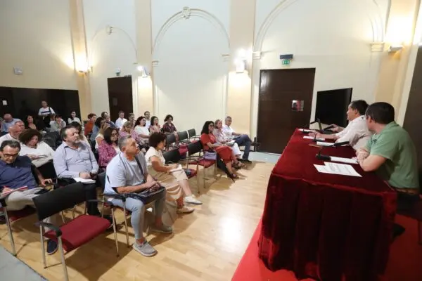 El alcalde busca el mayor consenso posible entre la comunidad educativa para decidir qué sistema de climatización se podría instalar en los colegios