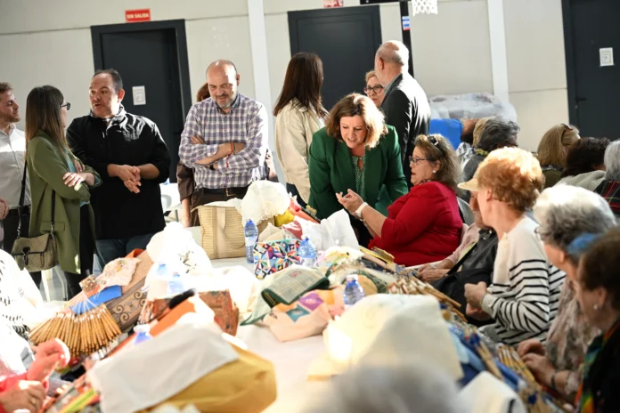 El Gobierno de Castilla-La Mancha valora la labor de las encajeras para legar esta técnica tradicional de la región de generación en generación