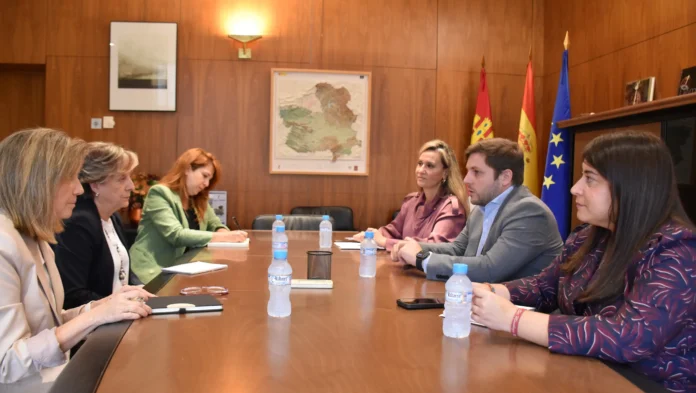 El Gobierno de Castilla-La Mancha y el COACM refuerzan sus vías de colaboración