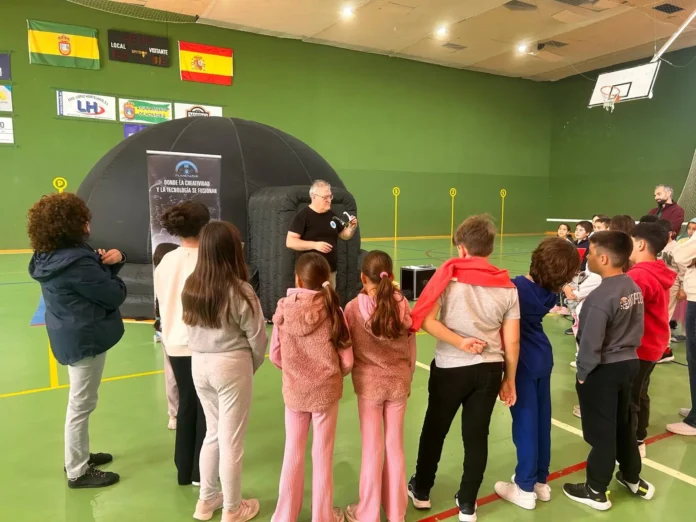 El Gobierno regional acerca el planetario móvil al alumnado de 34 centros educativos con el objetivo de estimular la divulgación científica