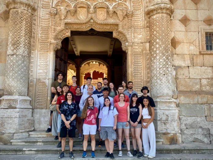 El Gobierno regional da la bienvenida a los participantes del campo de voluntariado juvenil de Umbralejo