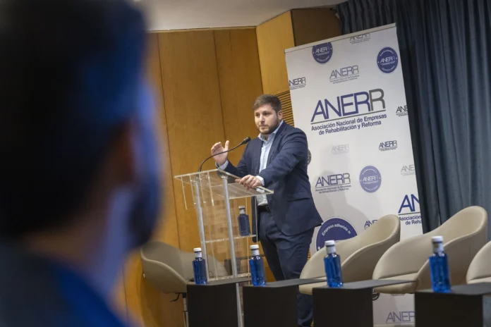 El Gobierno regional destaca el papel de la rehabilitación energética para reducir el consumo de los hogares y avanzar en la descarbonización de los edificios