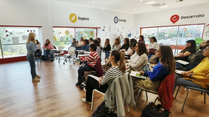 El Gobierno regional impulsa un modelo de mentoría y acompañamiento profesional dirigido a docentes y equipos directivos