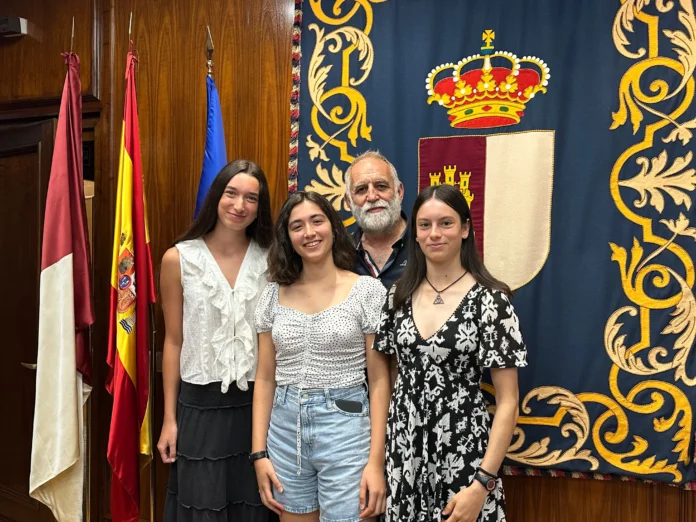 El Gobierno regional reconoce el esfuerzo y la excelencia académica de las tres alumnas con las mejores calificaciones de la PAU en Guadalajara