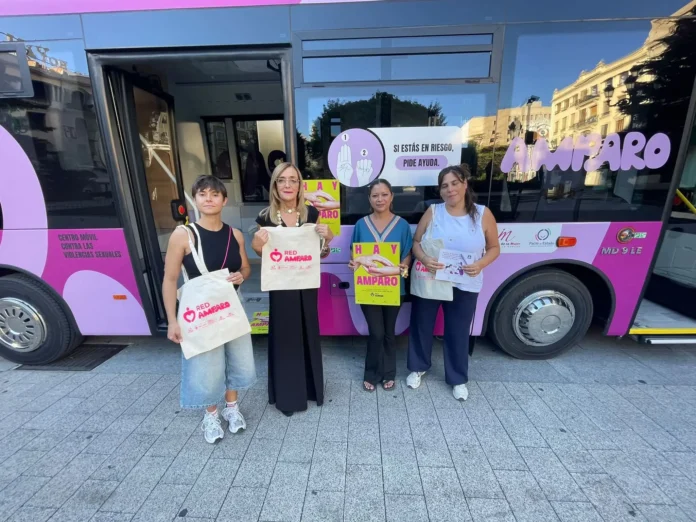 El midibús del gobierno de Castilla-La Mancha para ofrecer una pronta respuesta ante violencias machistas atendió durante su estancia en la Feria de Albacete más de 250 consultas