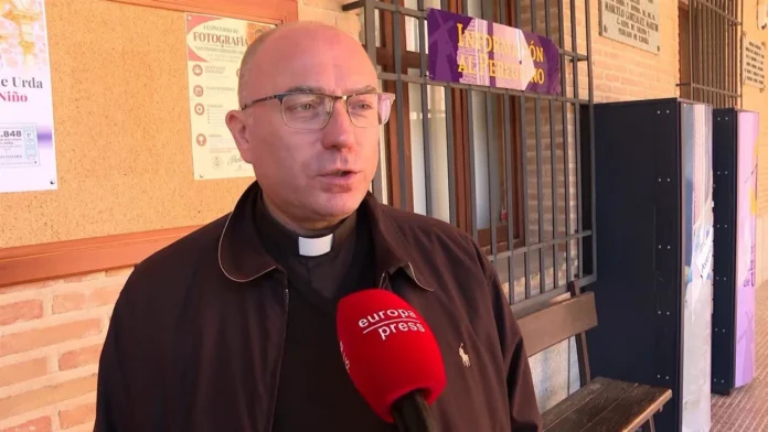 El párroco de Urda, José Miguel Fernández, reivindica la total disposición de los vecinos del municipio