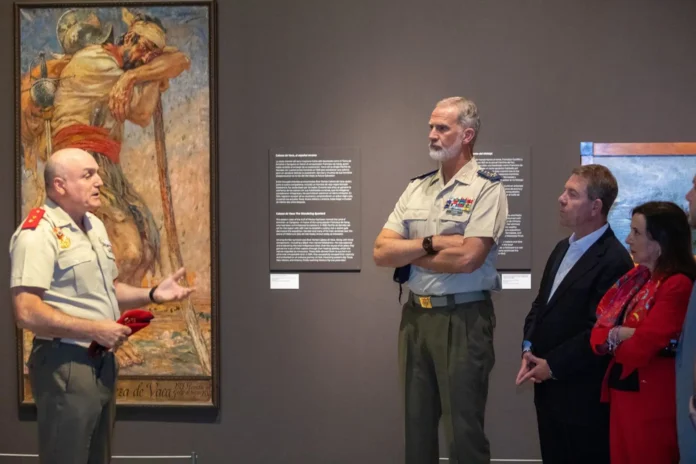 El Rey visita en Toledo la exposición 'España en los Estados Unidos' acompañado de Robles y García-Page