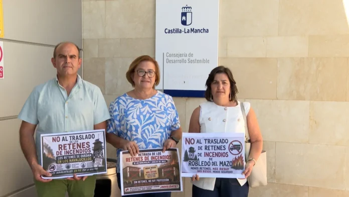 Entregan 3.000 firmas rechazando la retirada de dos retenes de incendios en Los Navalucillos y Robledo del Mazo (Toledo)
