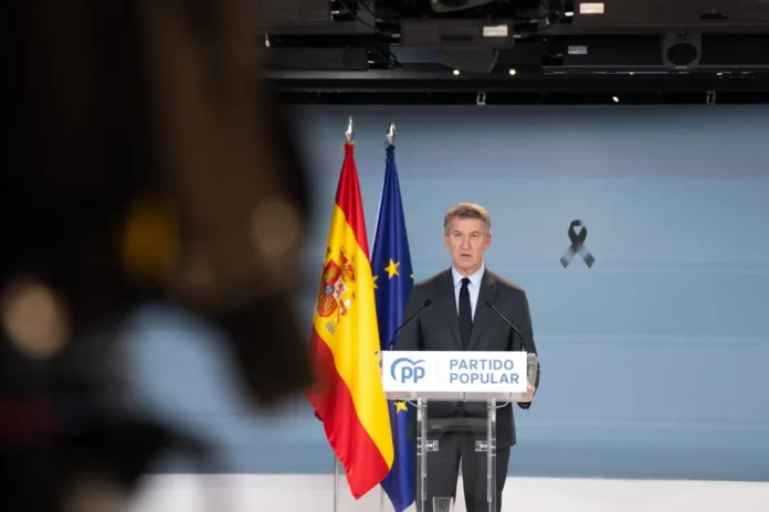 Feijóo y cargos del PP se suman al minuto de silencio por las víctimas desde distintos puntos de España