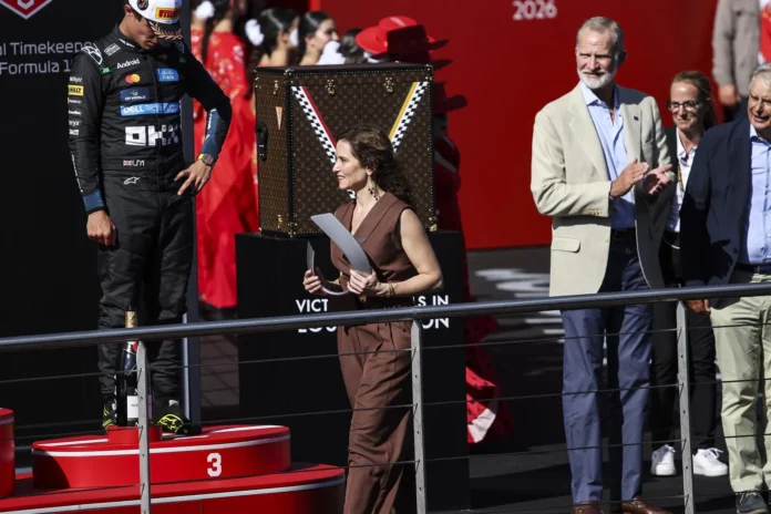 Fórmula 1.- Ayuso afirma que "todo el mundo ha ganado" con el GP en Madrid: "Unos van sobre ruedas y otros descarrilan"