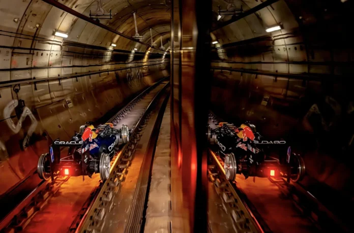 Fórmula 1.- Un Fórmula 1 de Oracle Red Bull Racing circula por primera vez por los raíles del Metro de Madrid