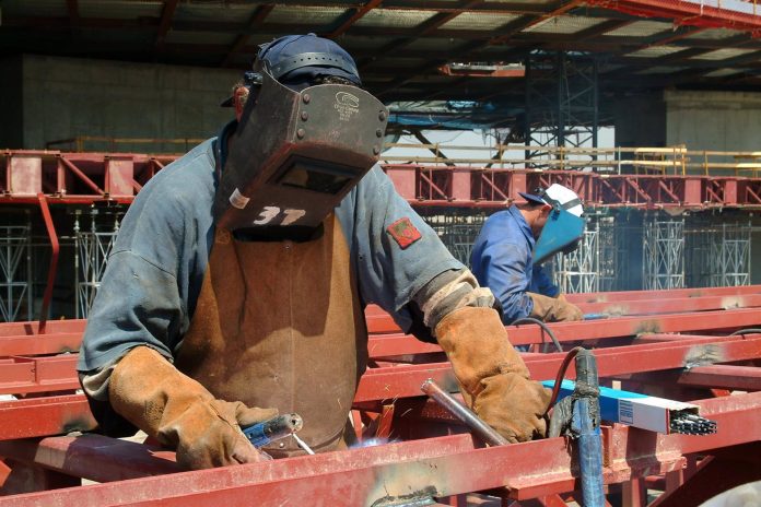 Trabajador en su puesto de trabajo