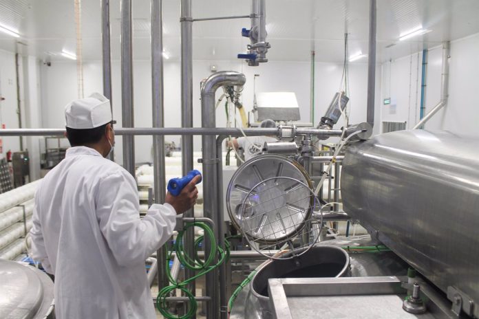 Un operario trabaja en la sala de elaboración de la fábrica