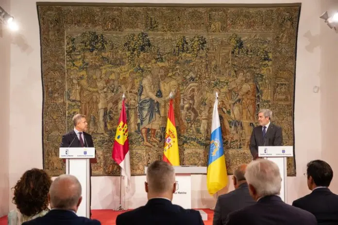 Clavijo ensalza que C-LM ha cumplido siempre acuerdos de menores no acompañados y Page se compromete a cumplir la ley