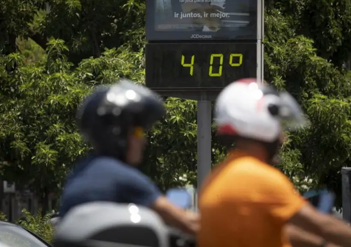 Termómetro de calle marcando 40 grados Termómetro de calle marcando 40 grados