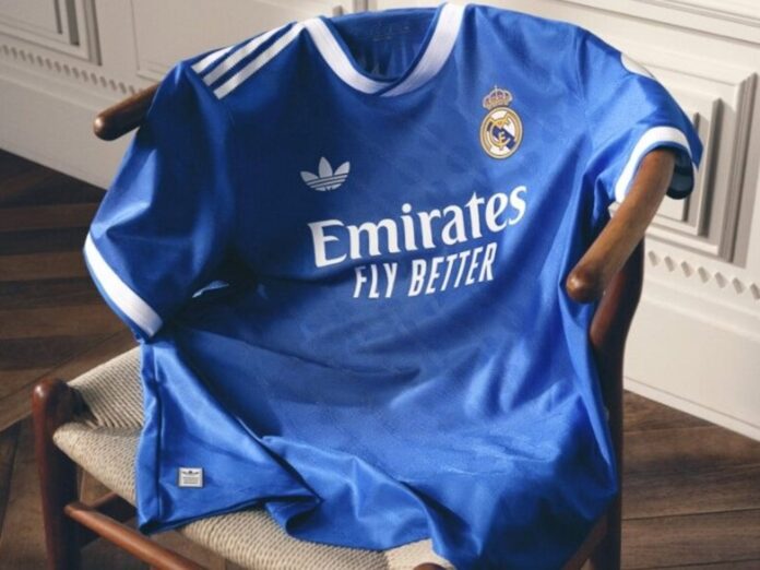 Fútbol.- El Real Madrid opta por el azul y blanco en su tercera equipación