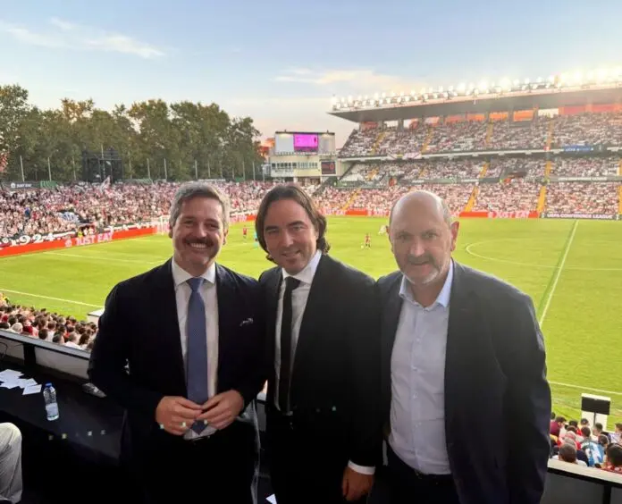 Fútbol.- El presidente de la RFEF Rafael Louzán asiste al regreso europeo del Rayo en Vallecas