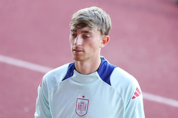 Fútbol.- AMP. Dean Huijsen abandona la concentración de la selección lesionado y Aymeric Laporte le sustituye