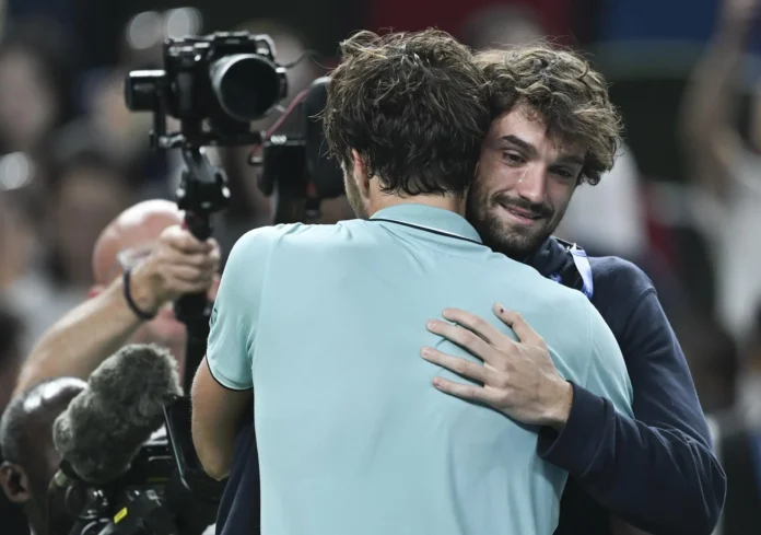 Tenis/Shanghái.- Vacherot completa una semana épica con el título en Shanghái ante su primo Rinderknech