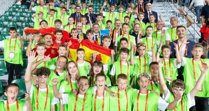 Fútbol.- Rafael Louzán recibe en Elche a 42 niños y niñas refugiados de la guerra de Ucrania