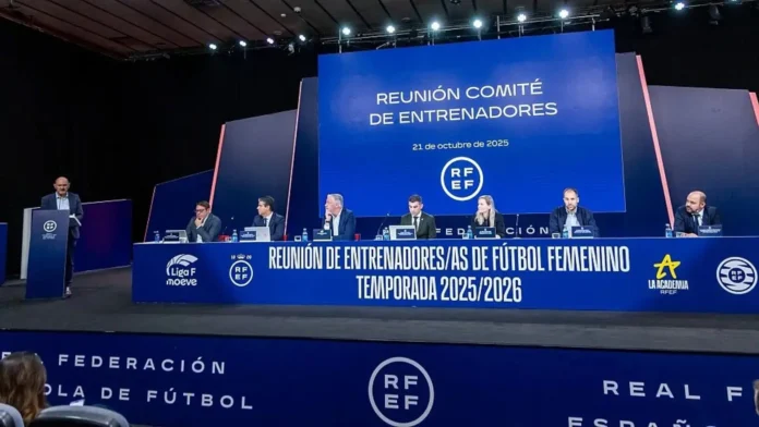 Fútbol.- Rafael Louzán, con los entrenadores y entrenadoras del fútbol femenino: